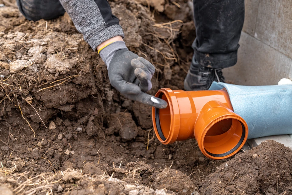 Chantier extérieur de pose de canalisation d'assainissement