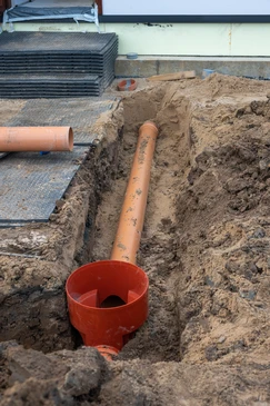 Chantier de travaux publics en extérieur avec canalisation endommagée