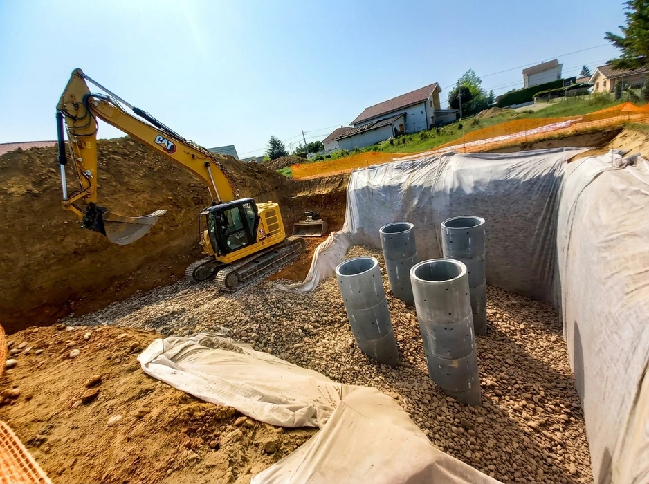 Chantier de construction en extérieur avec pelleteuse hydraulique orange en action