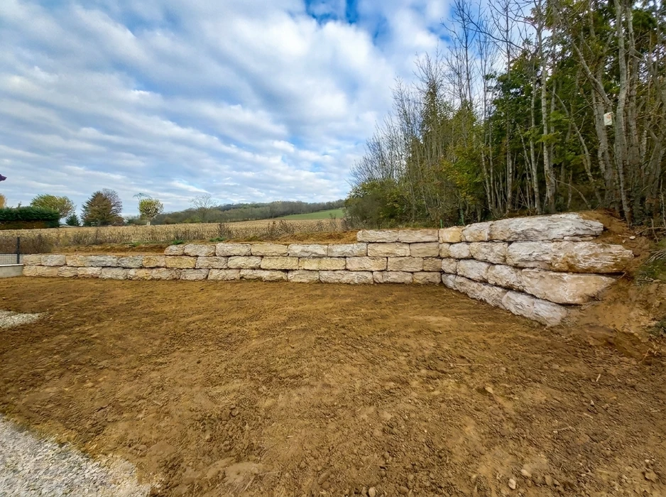 Chantier de travaux publics en extérieur avec tranchée ouverte pour installation de canalisations