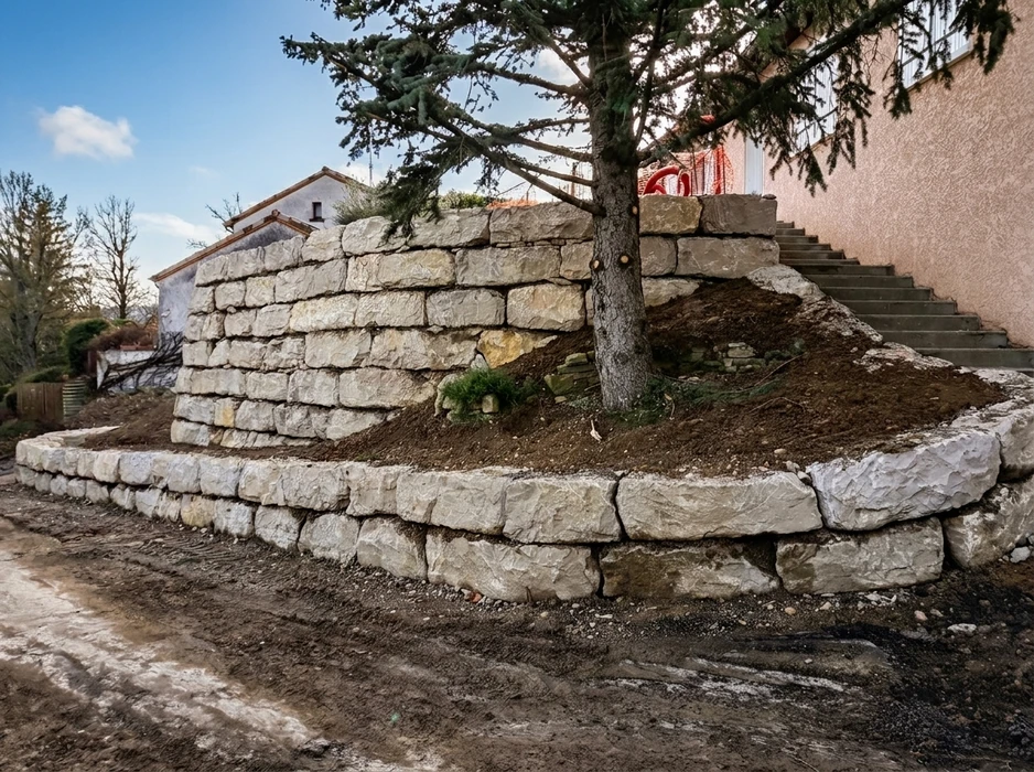 Extérieur résidentiel, ouvrier agenouillé effectuant travaux d'installation dans tranchée creusée dans pelouse