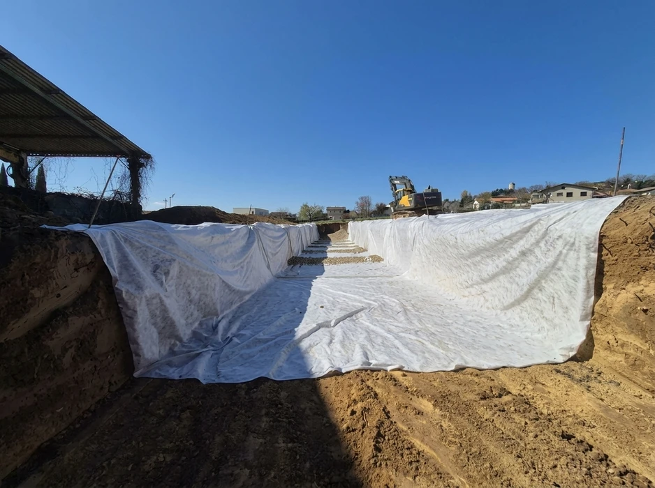 Vue aérienne d'un chantier de terrassement avec deux pelleteuses hydrauliques jaunes en activité sur terrain excavé